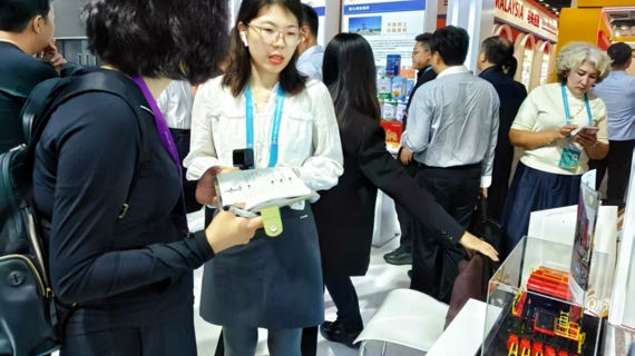 乌苏企业“组团”亮相辽洽会 采棉机很吸睛